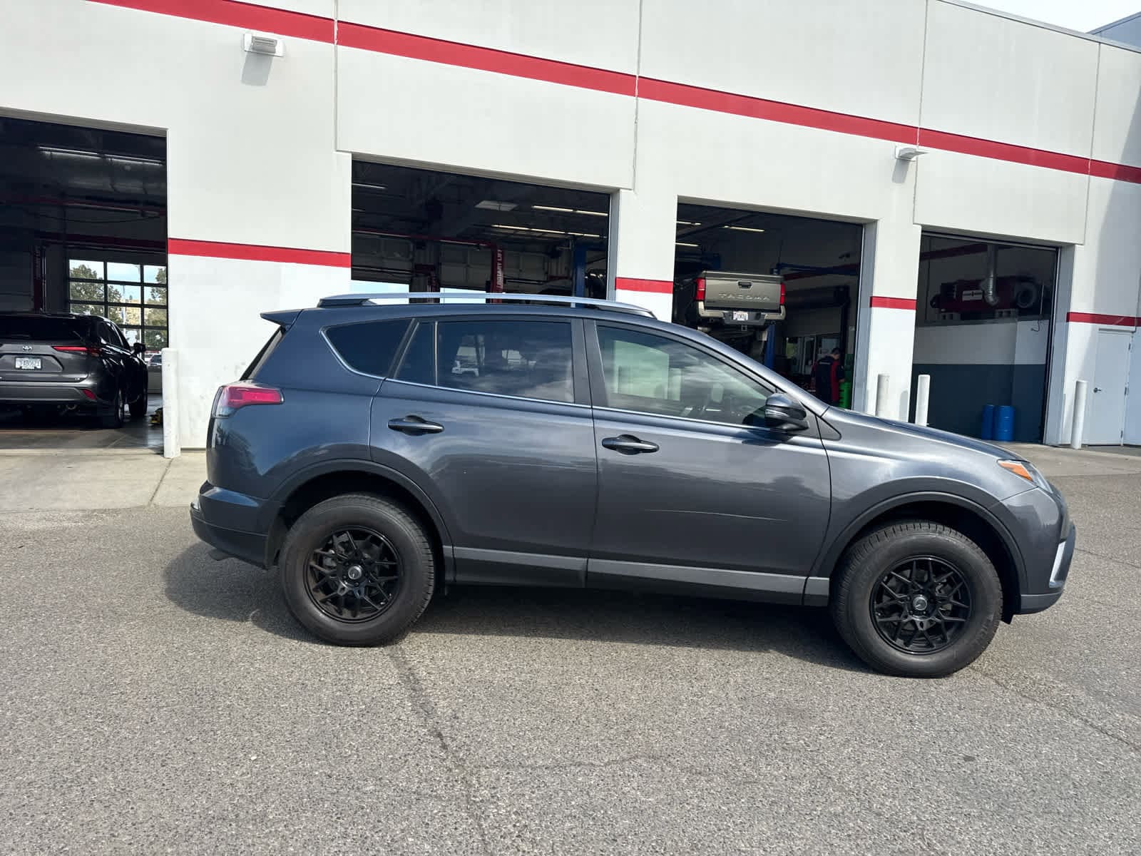 Thumbnail: 2018 Toyota RAV4 - 4