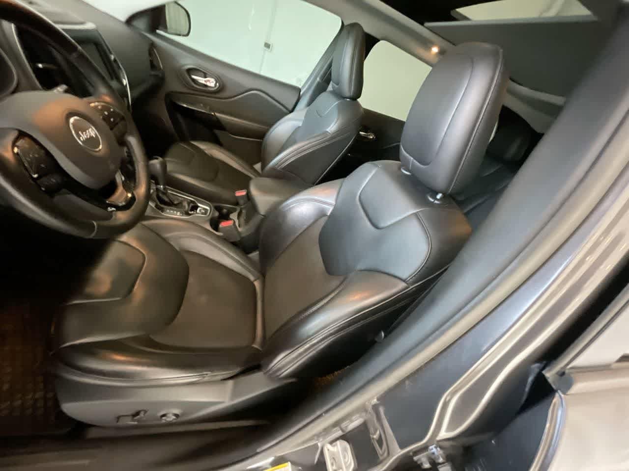 Thumbnail: 2020 Jeep Cherokee - 11