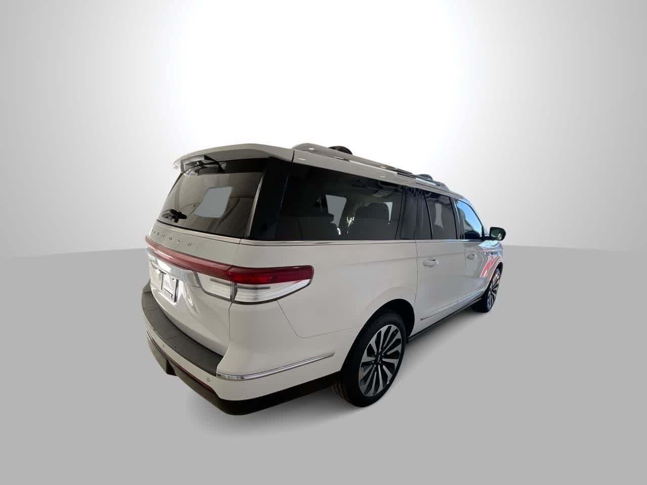 Thumbnail: 2022 Lincoln Navigator L - 8