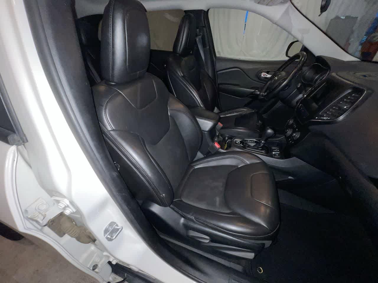 Thumbnail: 2019 Jeep Cherokee - 24