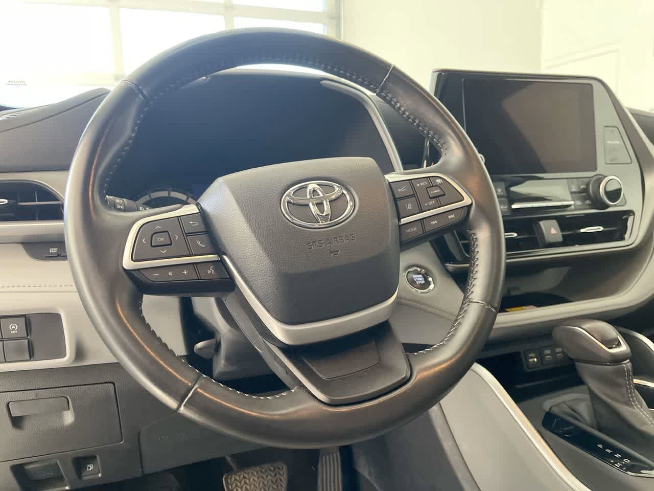 Thumbnail: 2023 Toyota Highlander - 14