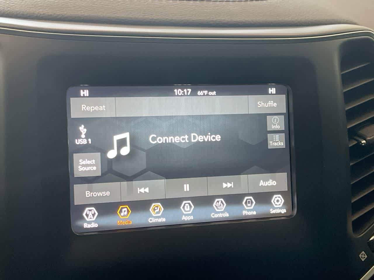 Thumbnail: 2020 Jeep Cherokee - 16