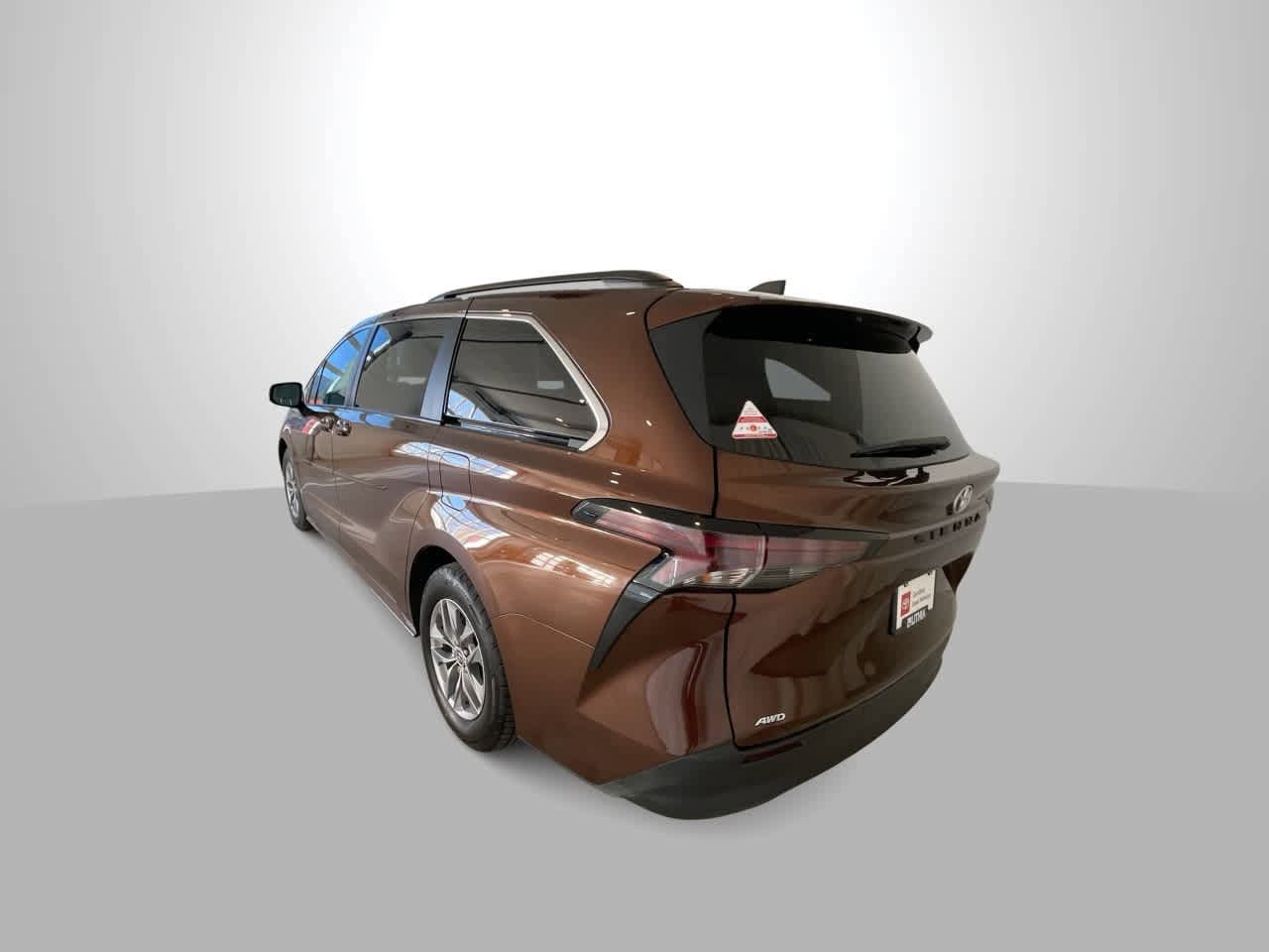 Thumbnail: 2023 Toyota Sienna - 6