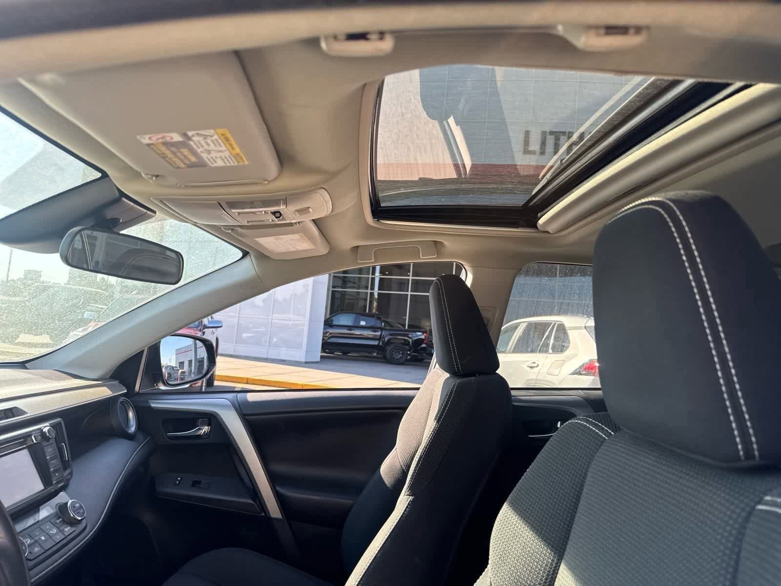 Thumbnail: 2018 Toyota RAV4 - 32