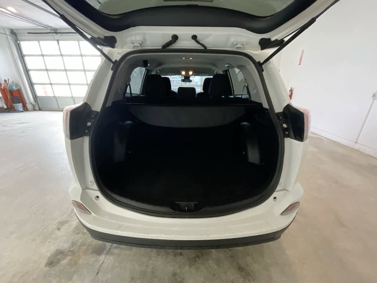 Thumbnail: 2018 Toyota RAV4 - 22