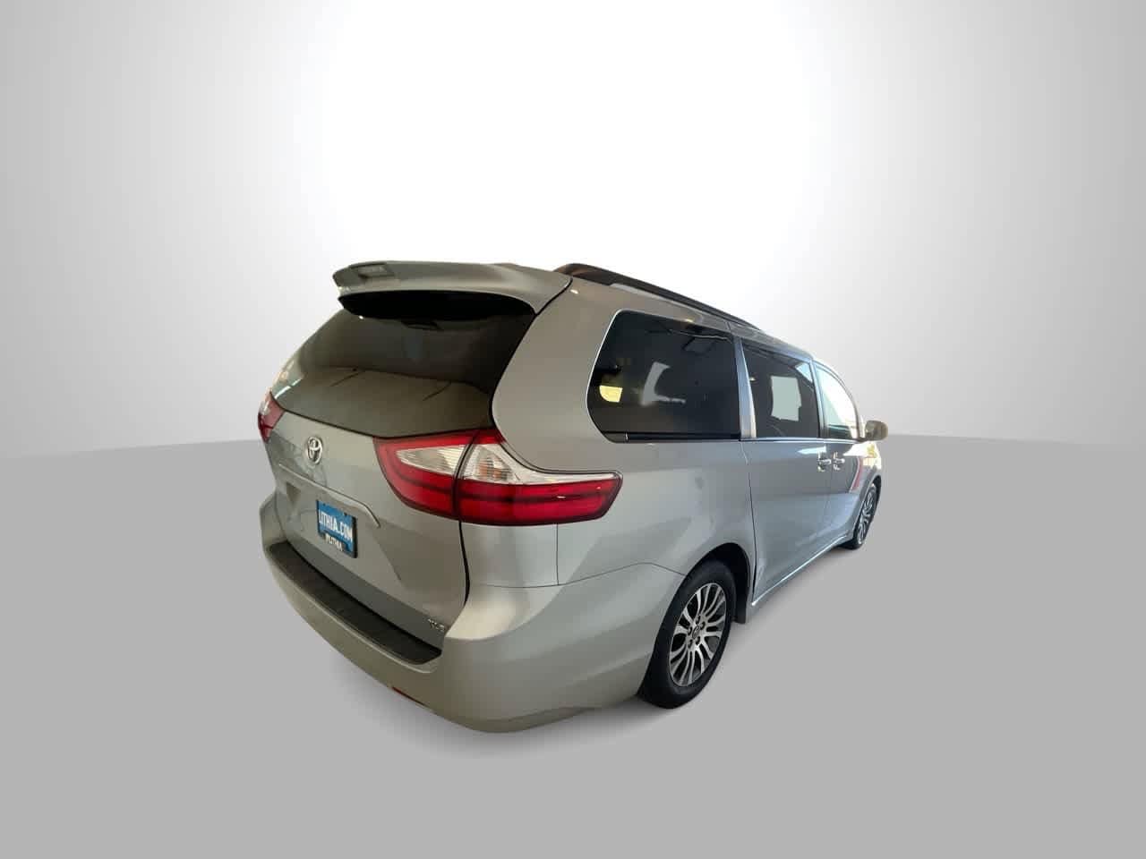 Thumbnail: 2019 Toyota Sienna - 8