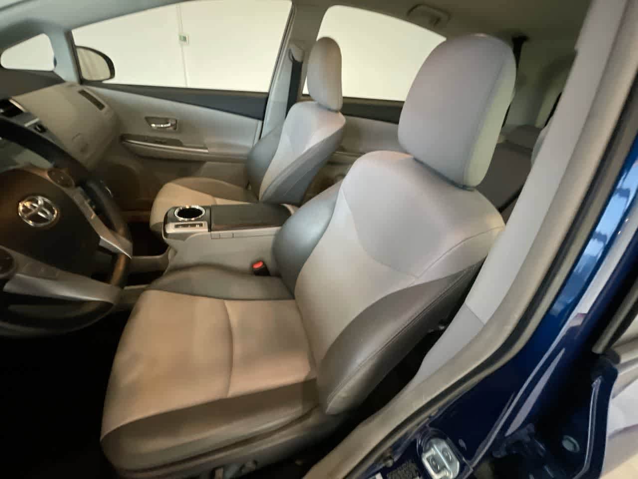 Thumbnail: 2017 Toyota Prius v - 11