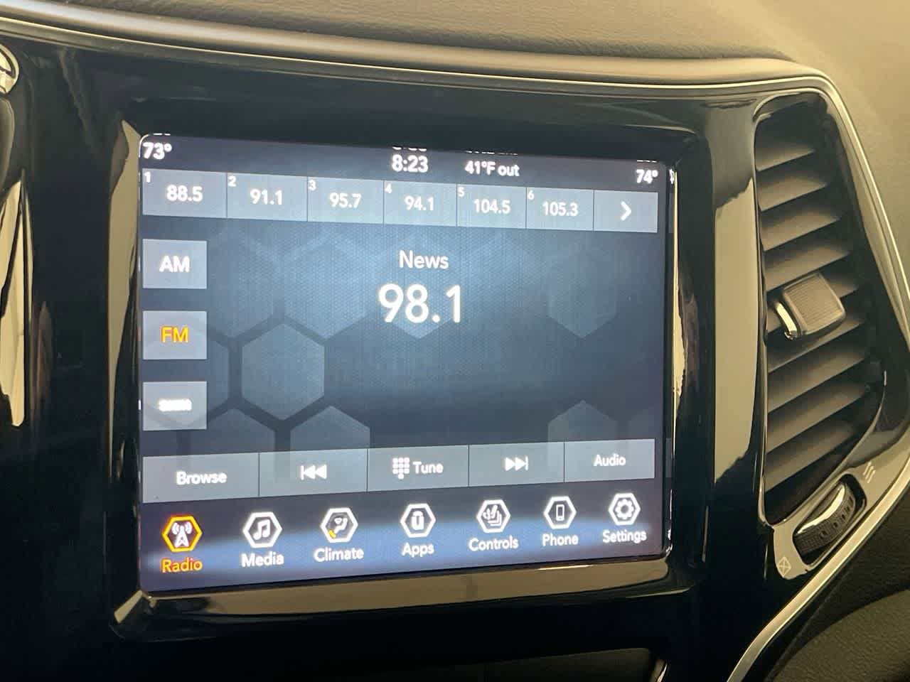 Thumbnail: 2019 Jeep Cherokee - 16