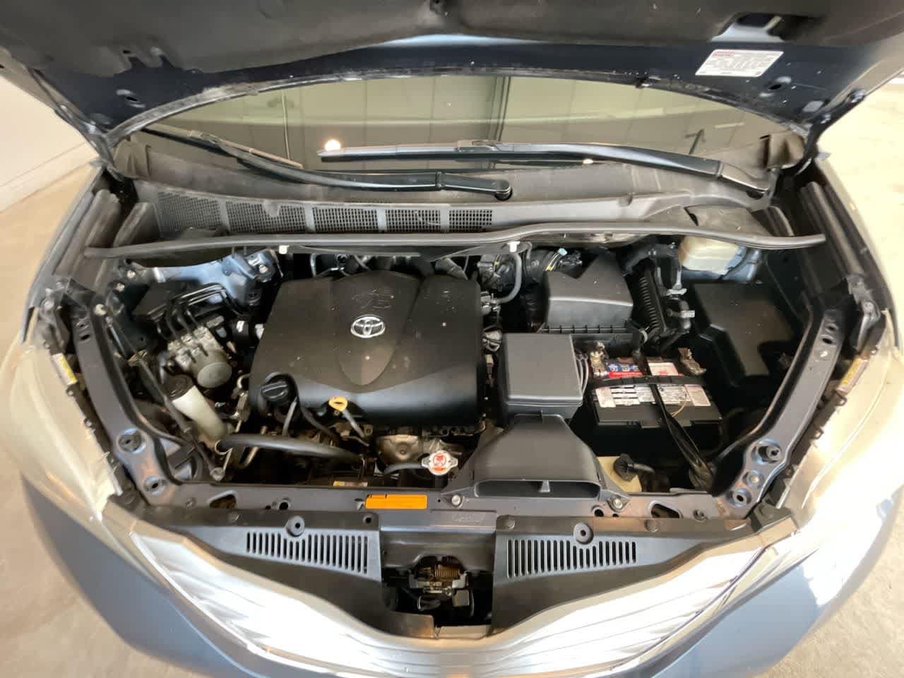 Thumbnail: 2017 Toyota Sienna - 27