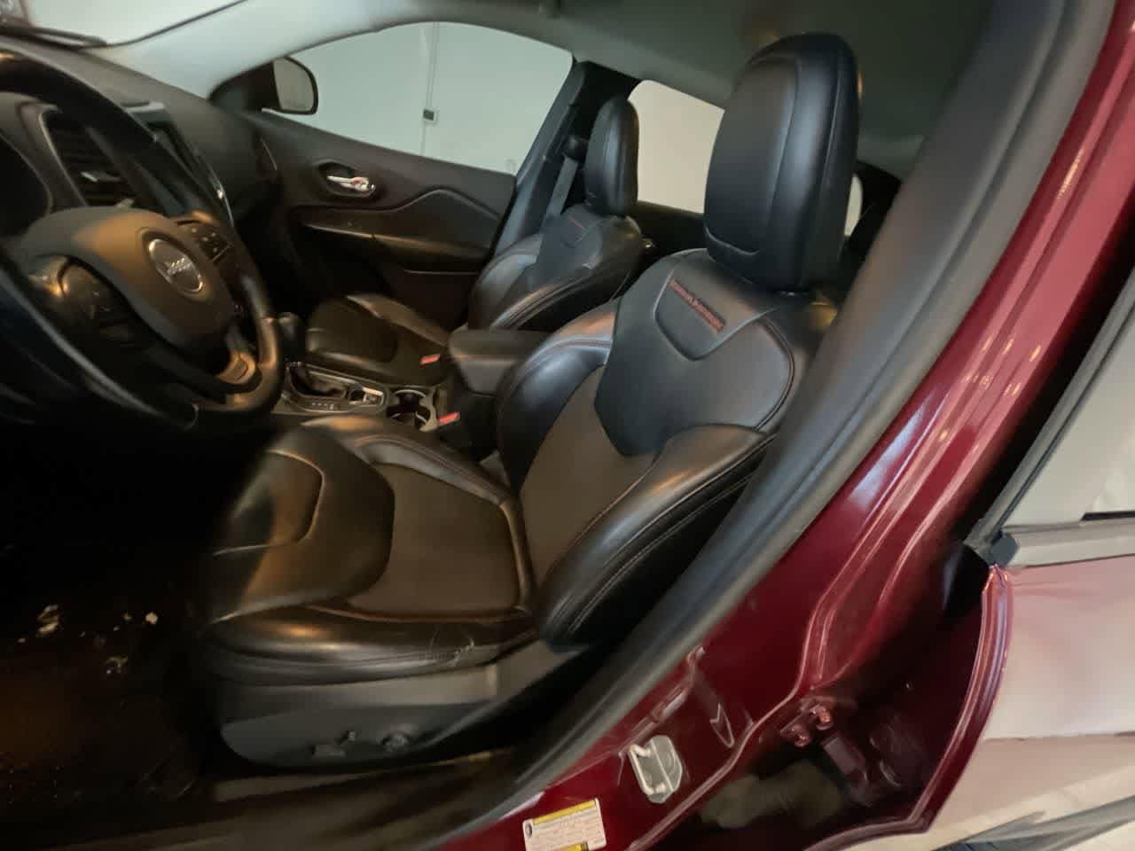 Thumbnail: 2019 Jeep Cherokee - 11