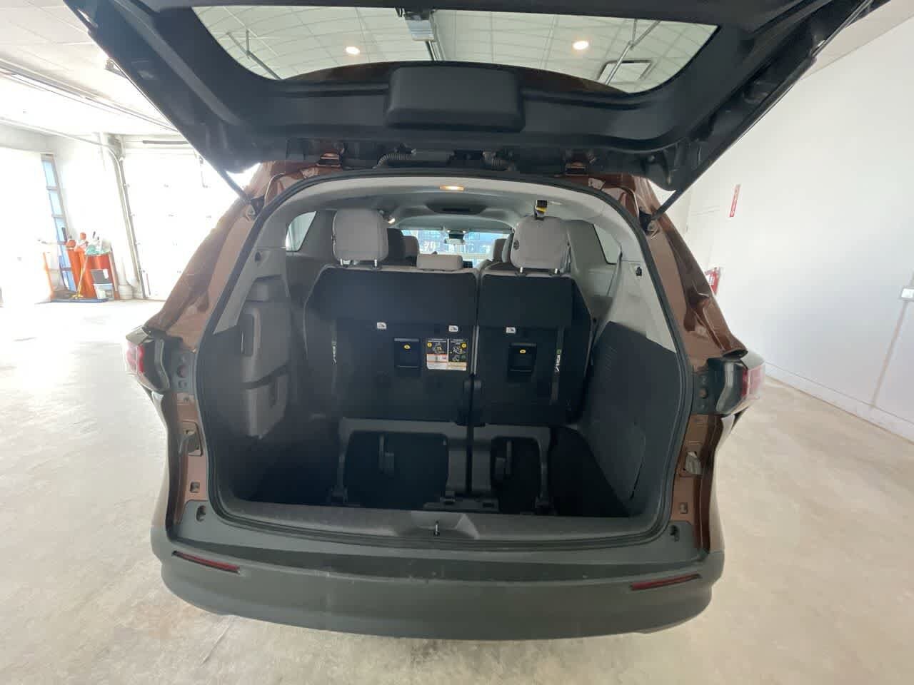 Thumbnail: 2023 Toyota Sienna - 24
