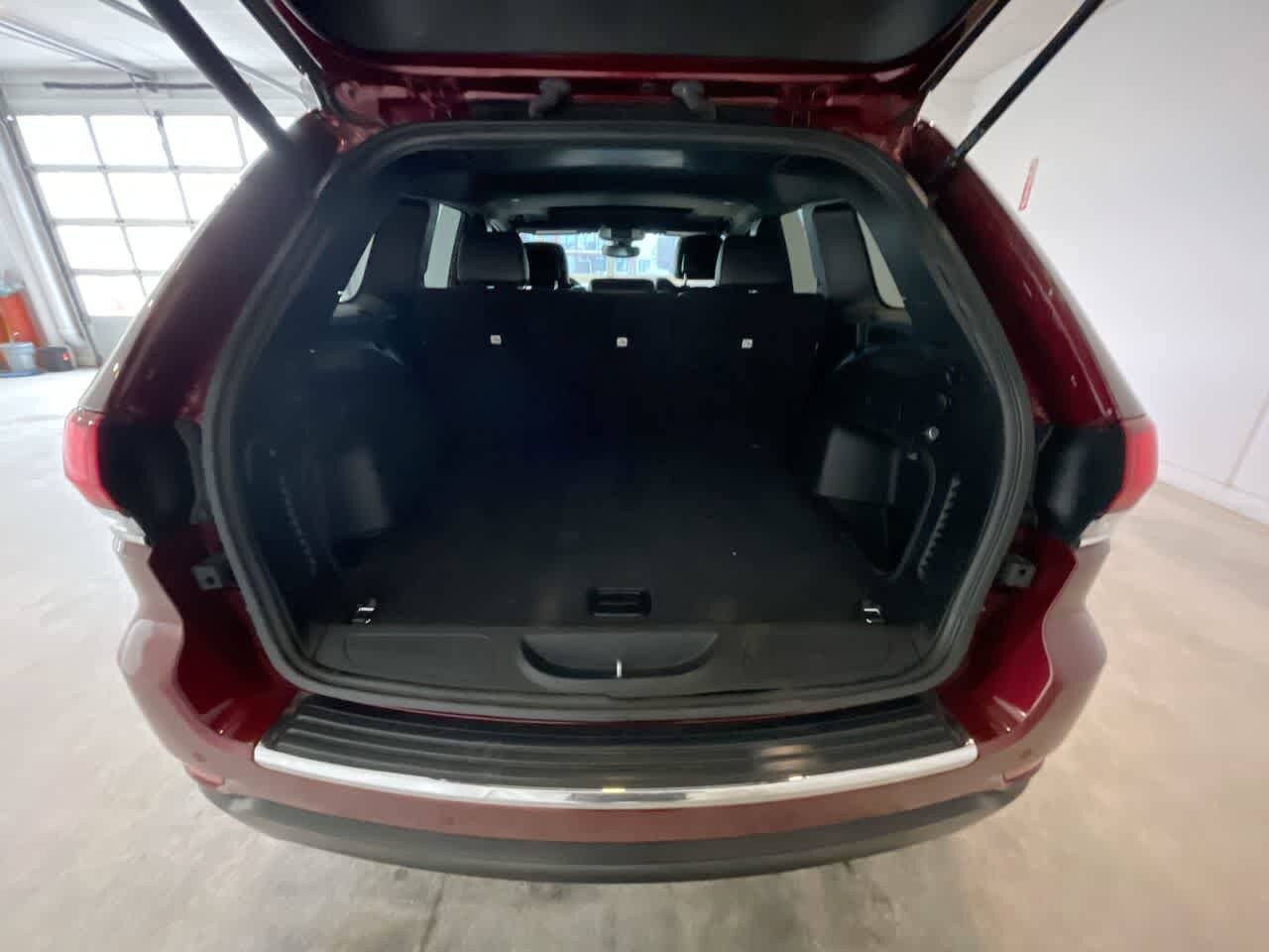 Thumbnail: 2022 Jeep Grand Cherokee - 24