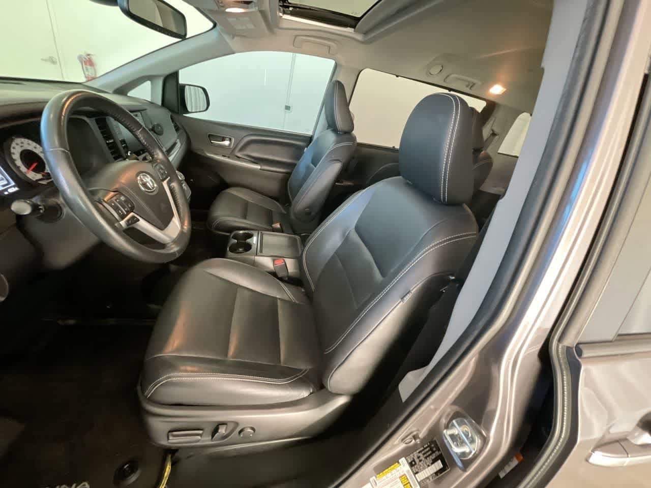 Thumbnail: 2020 Toyota Sienna - 11