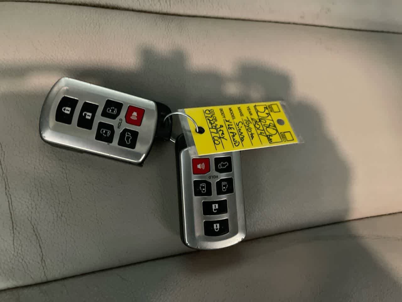 Thumbnail: 2014 Toyota Sienna - 26