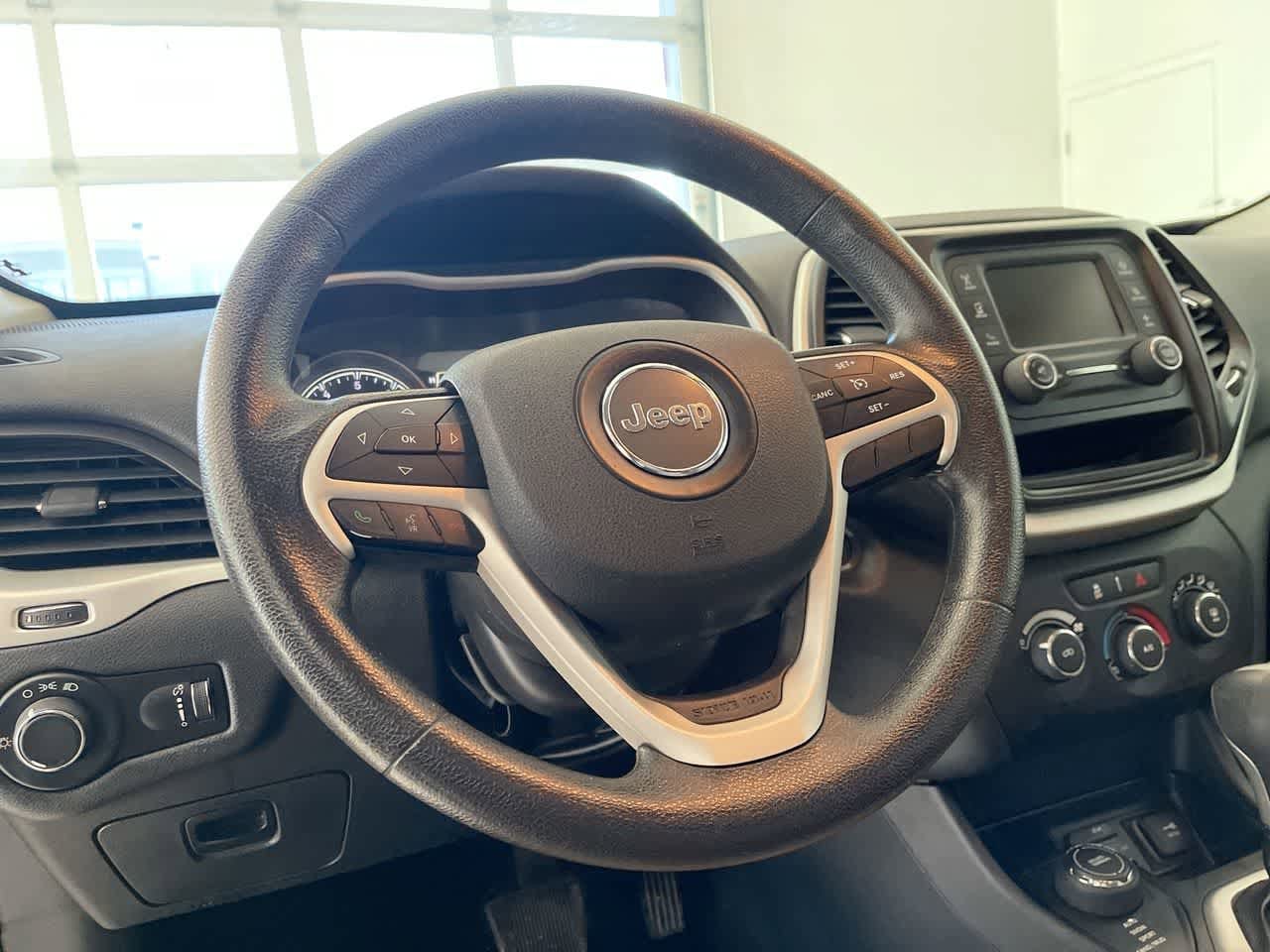 Thumbnail: 2016 Jeep Cherokee - 14