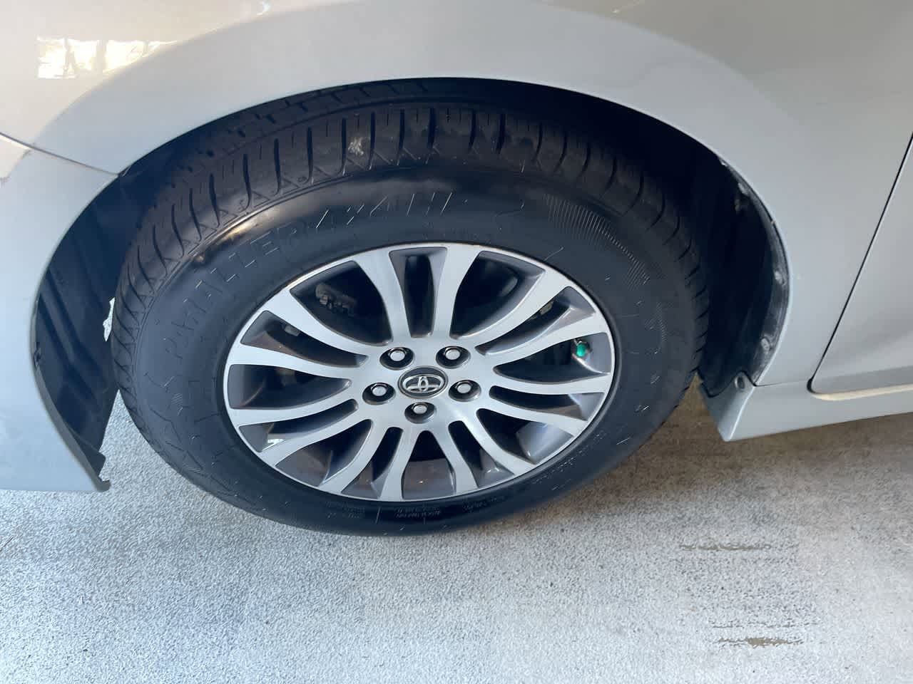 Thumbnail: 2019 Toyota Sienna - 10