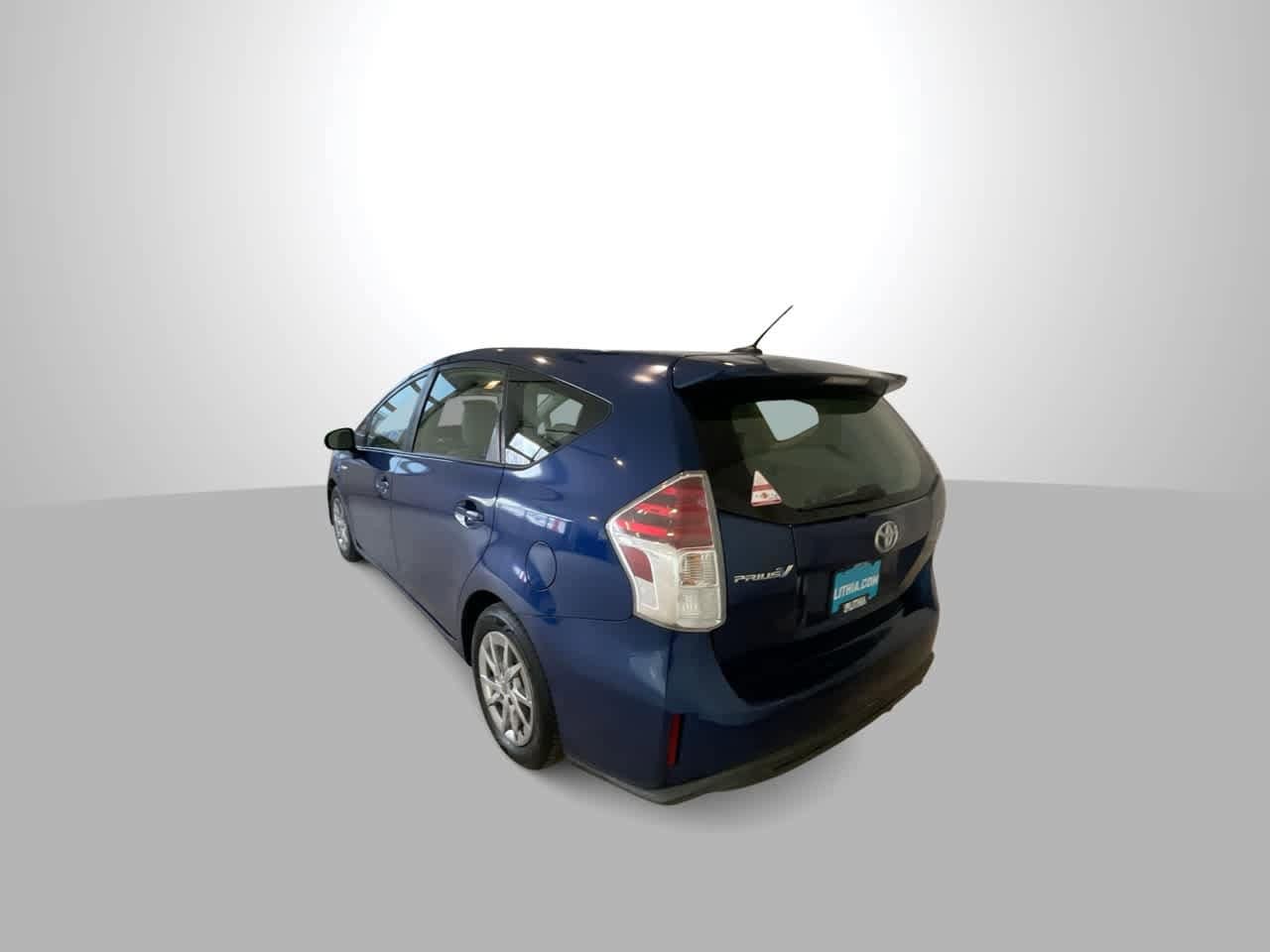 Thumbnail: 2017 Toyota Prius v - 6