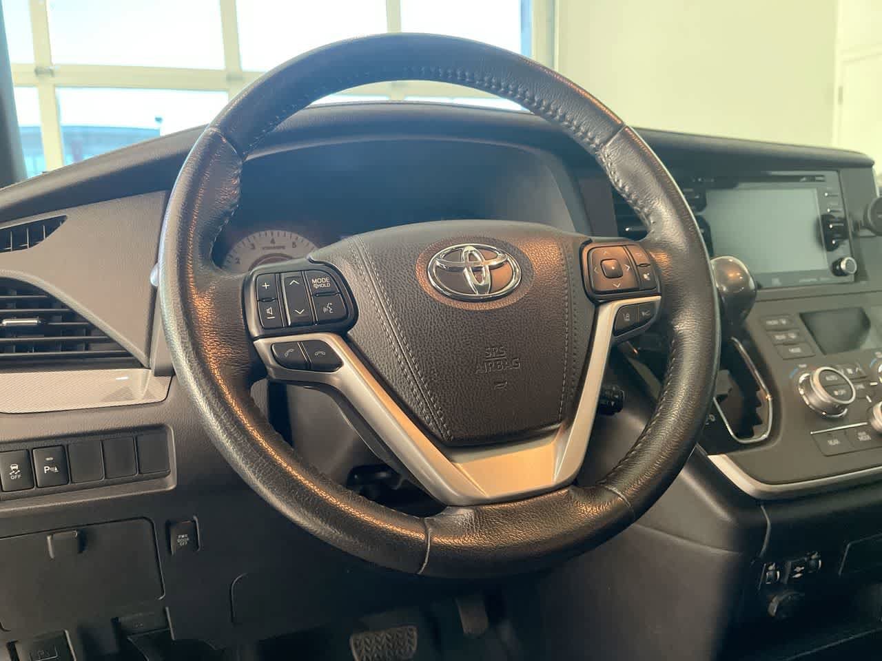 Thumbnail: 2020 Toyota Sienna - 14