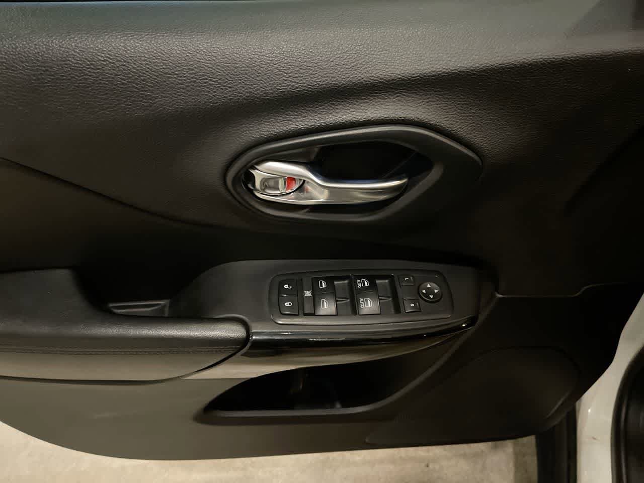 Thumbnail: 2019 Jeep Cherokee - 13