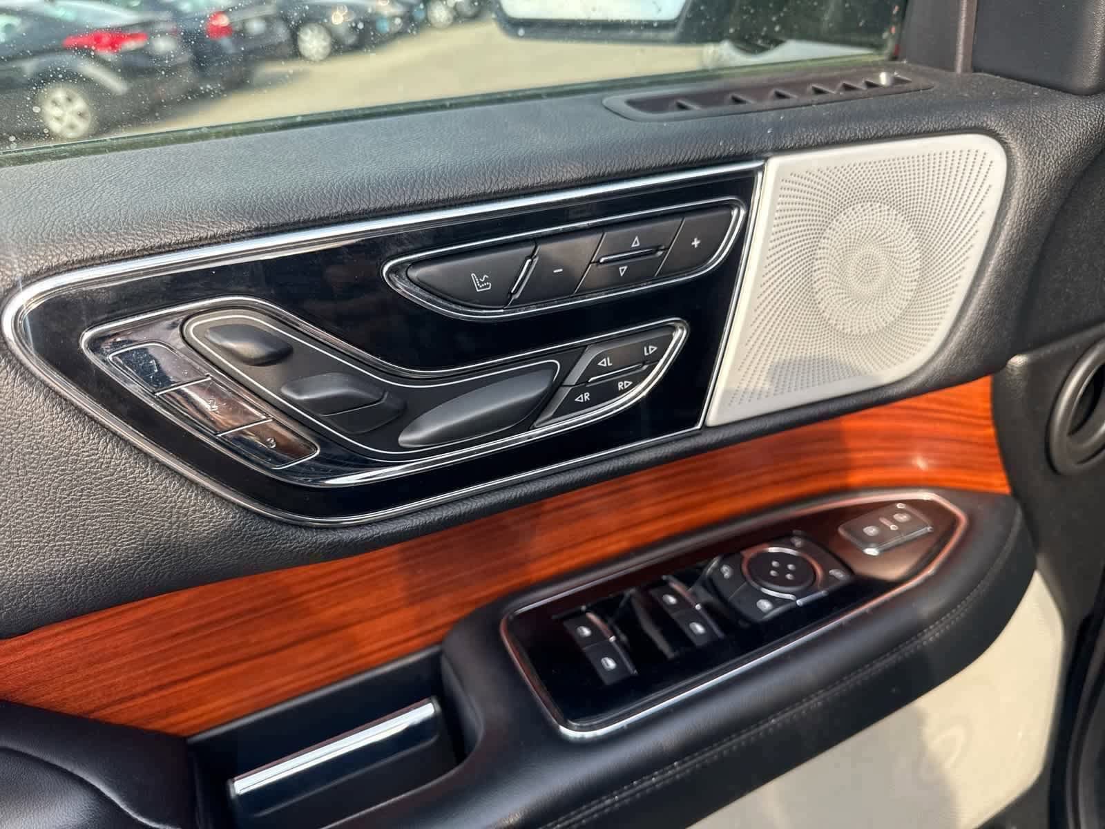 Thumbnail: 2019 Lincoln Navigator L - 41