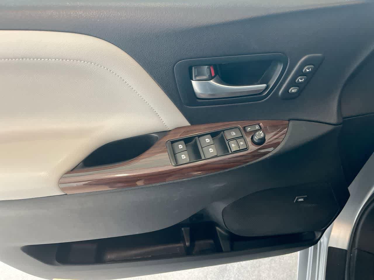 Thumbnail: 2016 Toyota Sienna - 13