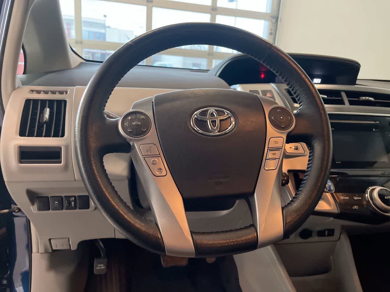 Thumbnail: 2017 Toyota Prius v - 14