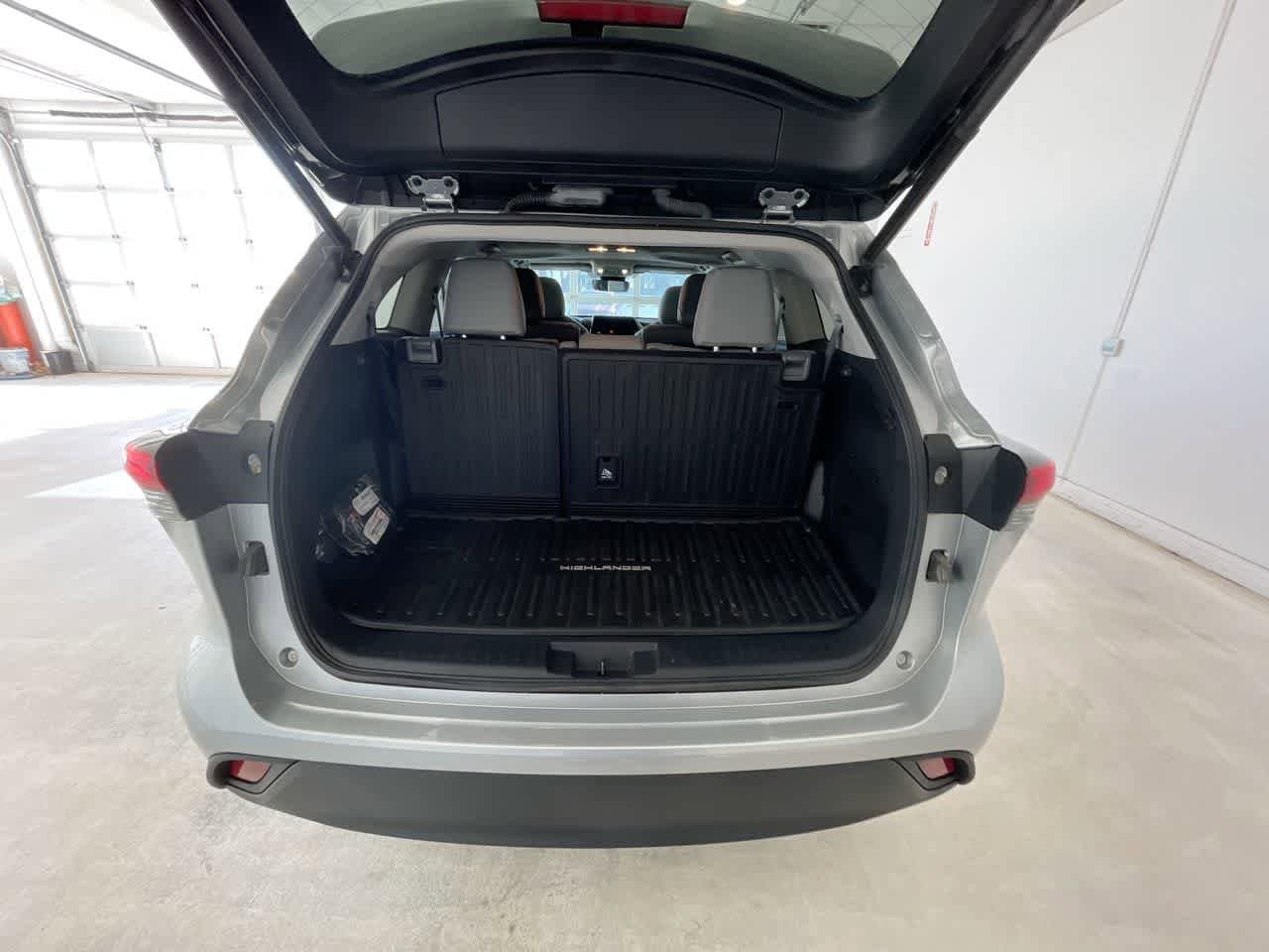 Thumbnail: 2023 Toyota Highlander - 25