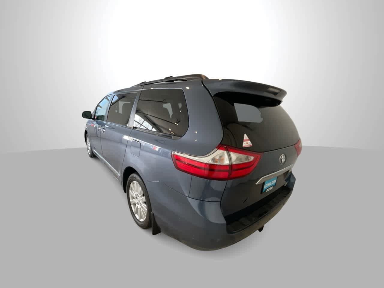 Thumbnail: 2017 Toyota Sienna - 6