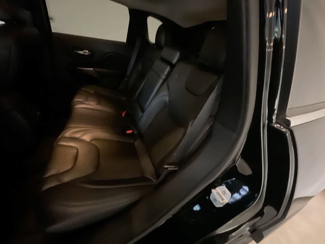 Thumbnail: 2019 Jeep Cherokee - 22