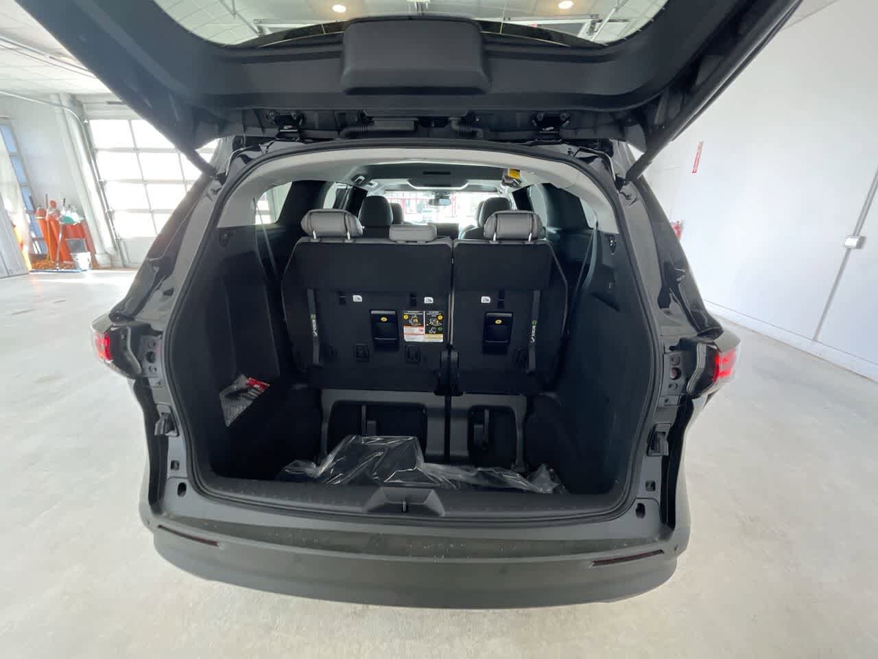 Thumbnail: 2025 Toyota Sienna - 25