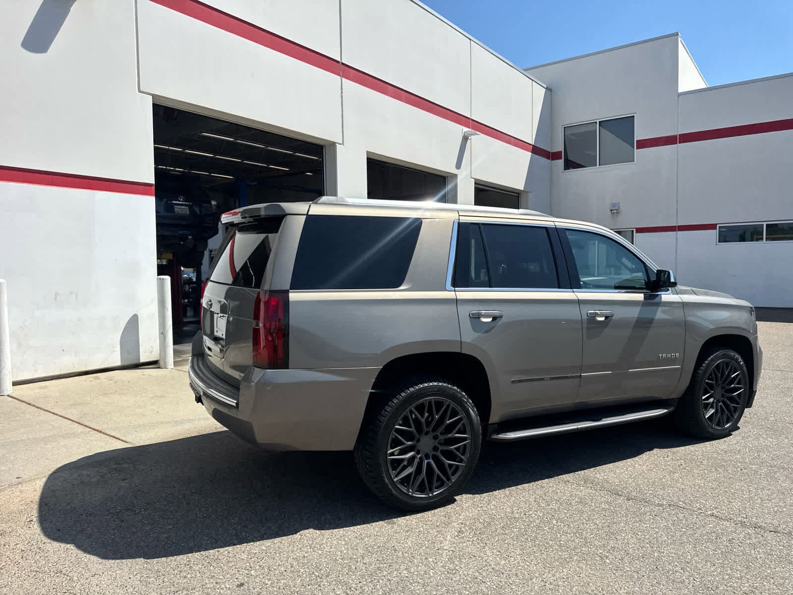 Thumbnail: 2018 Chevrolet Tahoe - 4