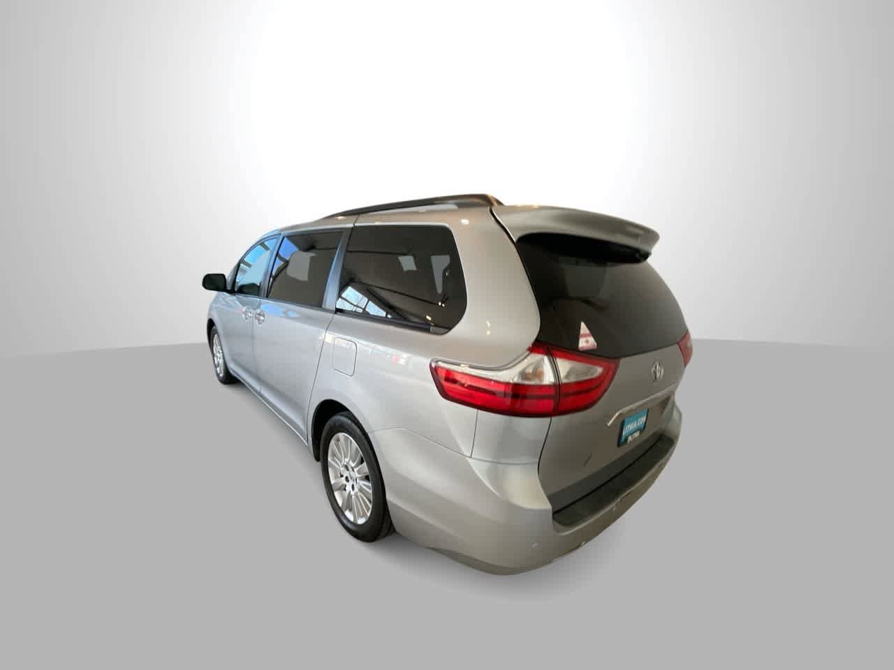 Thumbnail: 2016 Toyota Sienna - 6