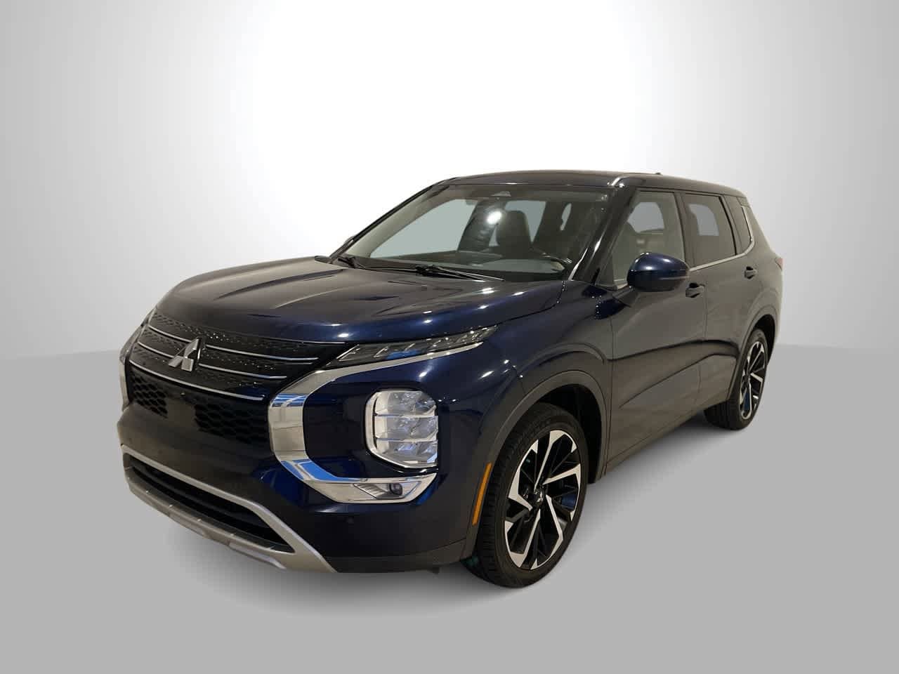 Thumbnail: 2023 Mitsubishi Outlander - 1