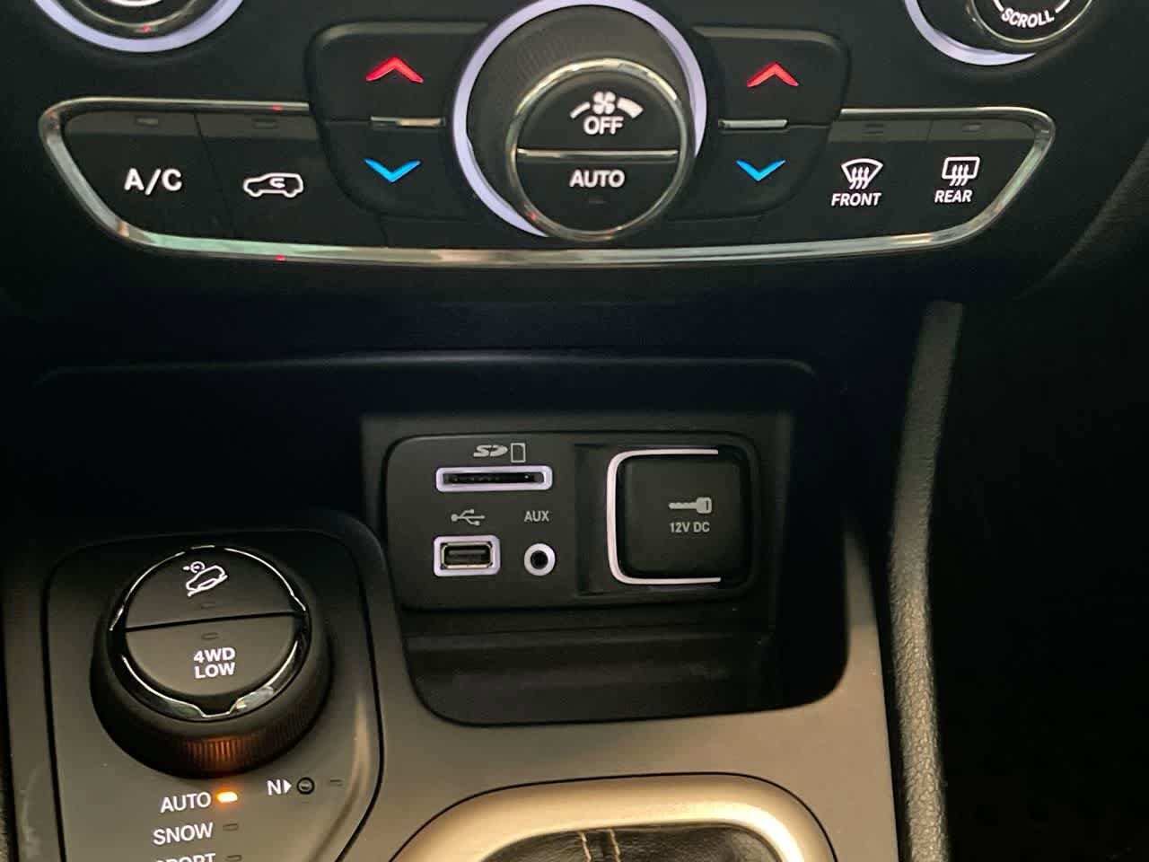 Thumbnail: 2015 Jeep Cherokee - 19