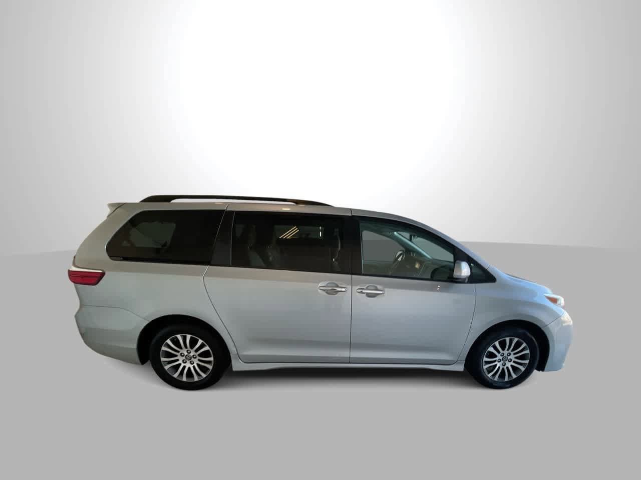 Thumbnail: 2019 Toyota Sienna - 9