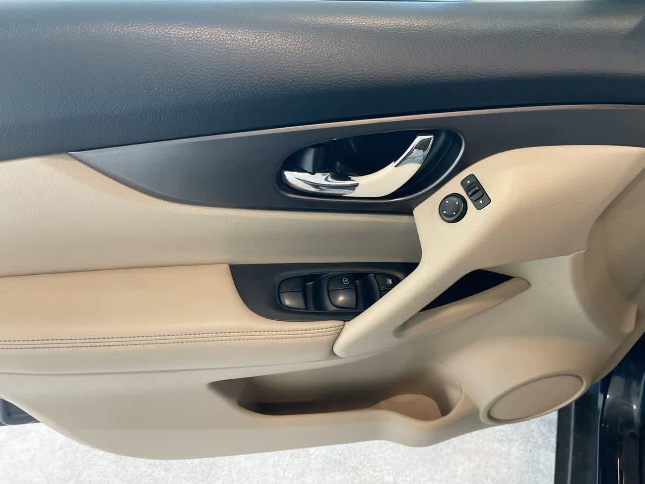 Thumbnail: 2015 Nissan Rogue - 13