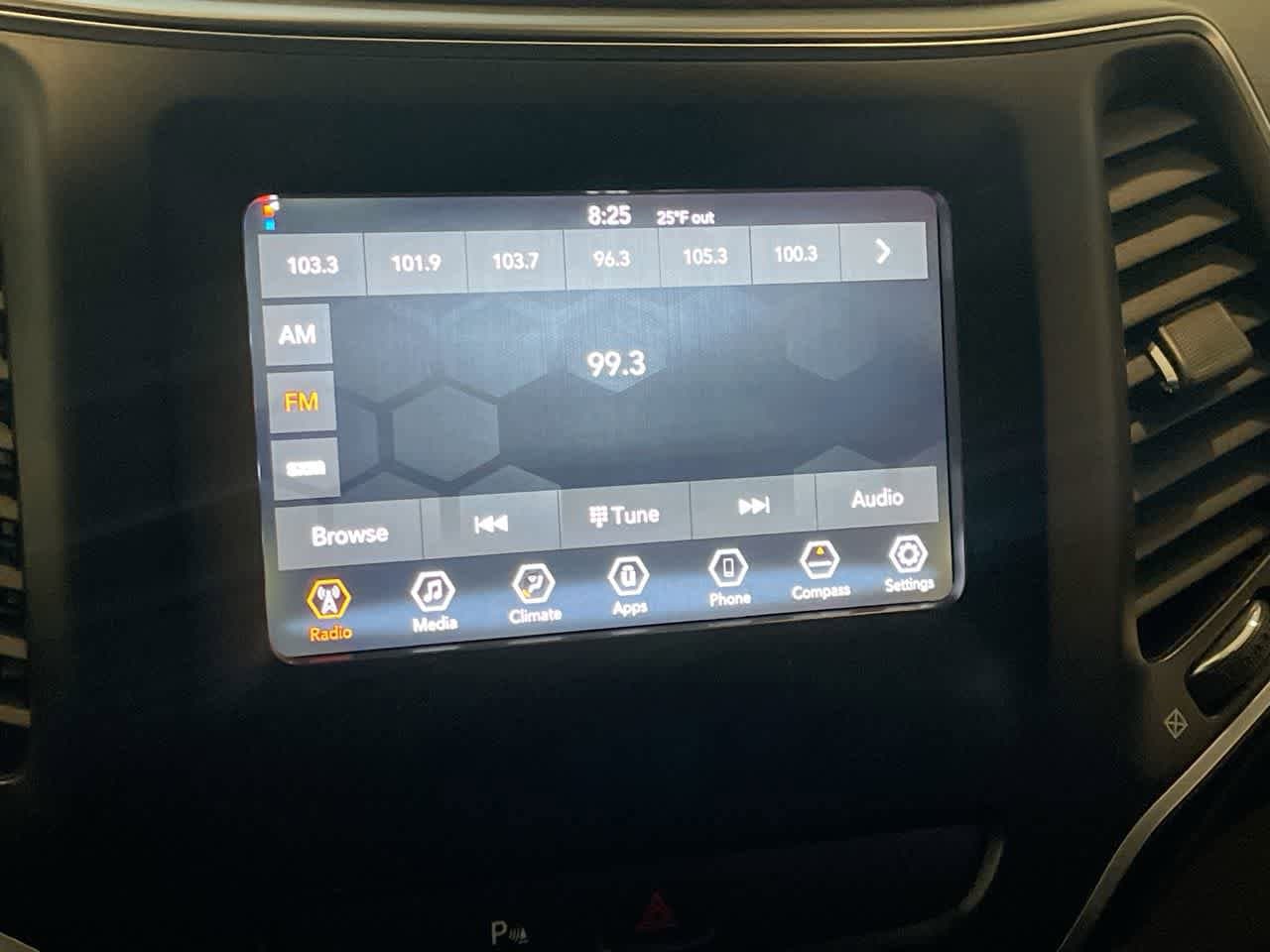 Thumbnail: 2019 Jeep Cherokee - 16