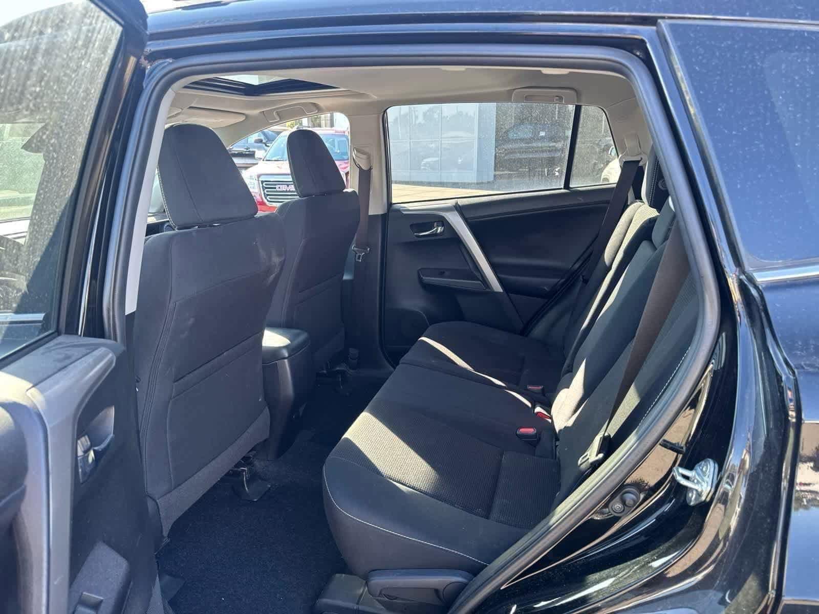 Thumbnail: 2018 Toyota RAV4 - 29