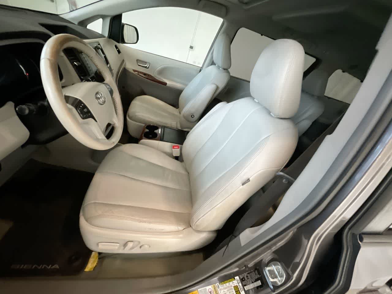 Thumbnail: 2014 Toyota Sienna - 9