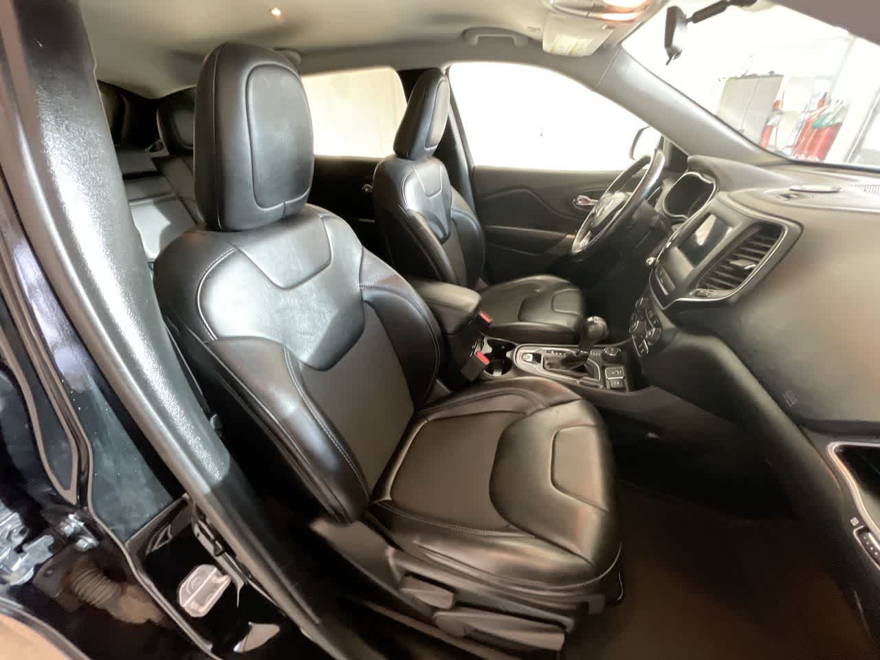 Thumbnail: 2019 Jeep Cherokee - 24