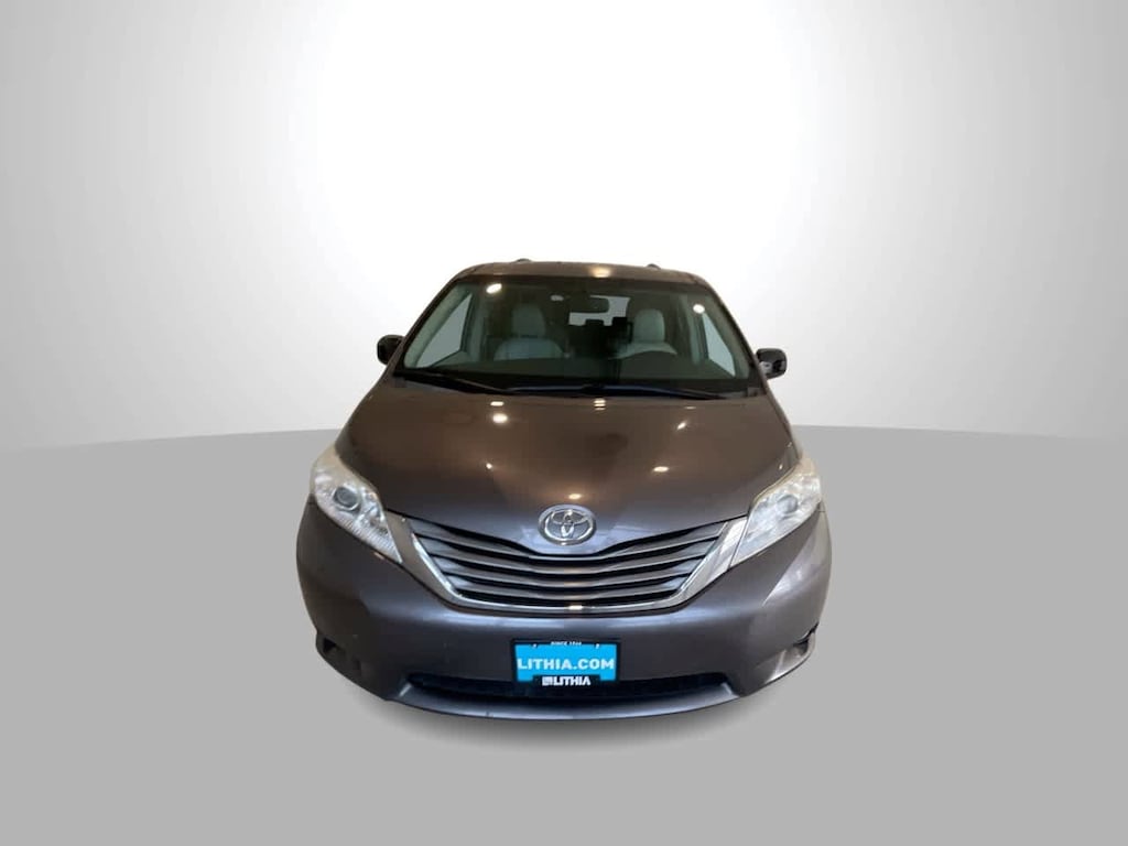 Used 2014 Toyota Sienna XLE Mini-van, Passenger