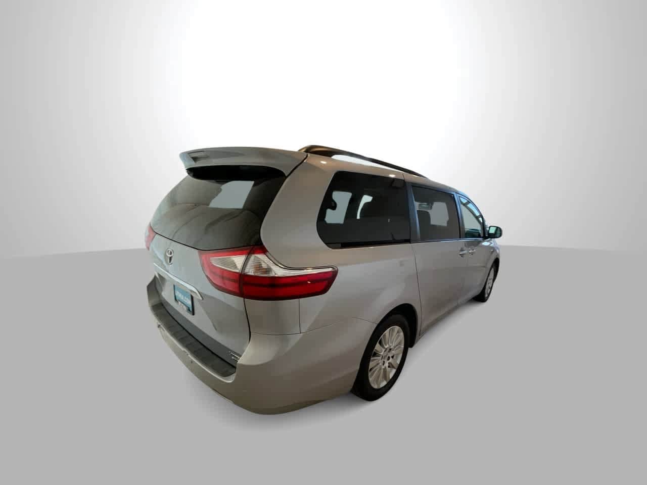 Thumbnail: 2016 Toyota Sienna - 8