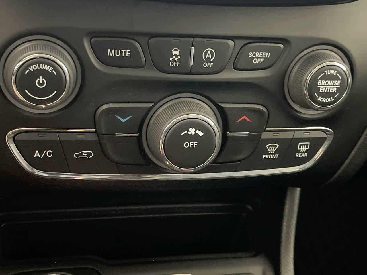 Thumbnail: 2022 Jeep Cherokee - 19