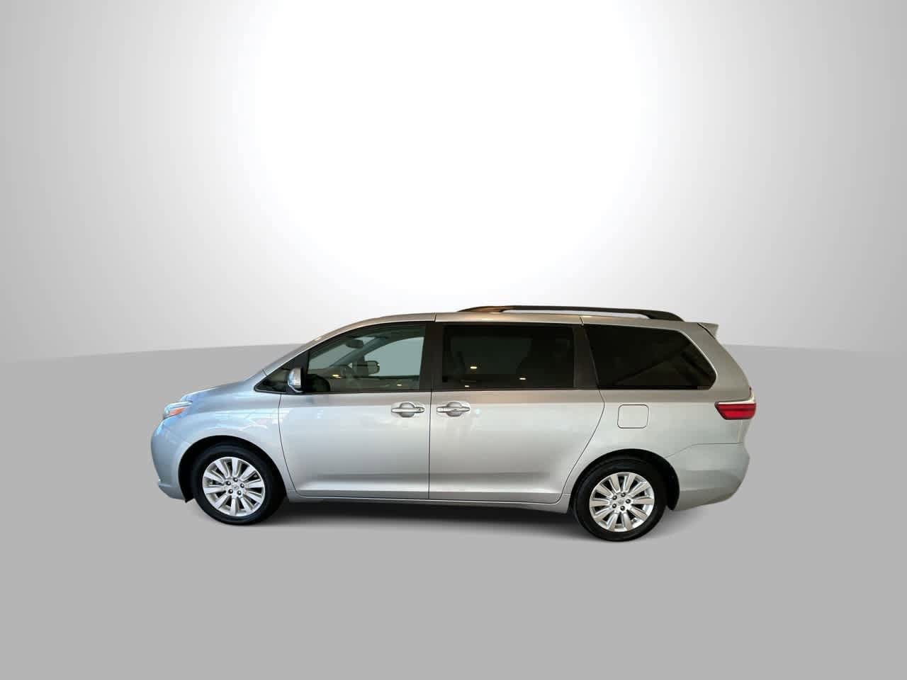 Thumbnail: 2016 Toyota Sienna - 5
