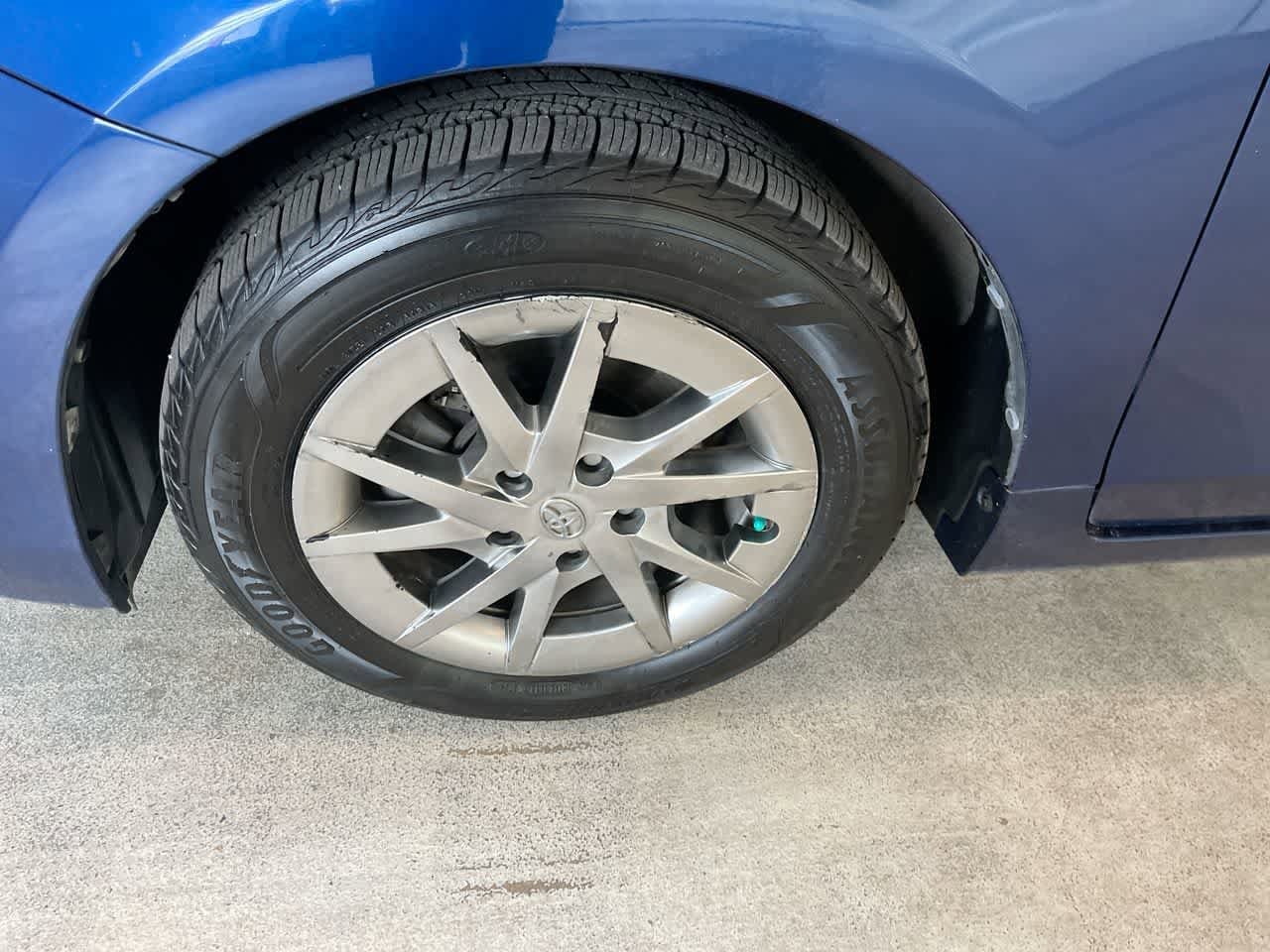 Thumbnail: 2017 Toyota Prius v - 10