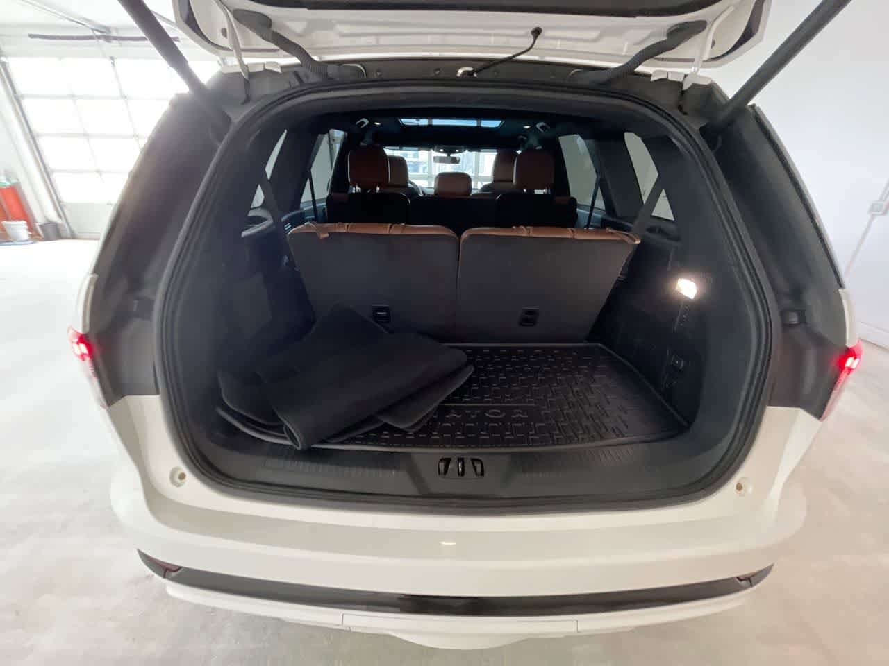 Thumbnail: 2023 Lincoln Aviator - 25