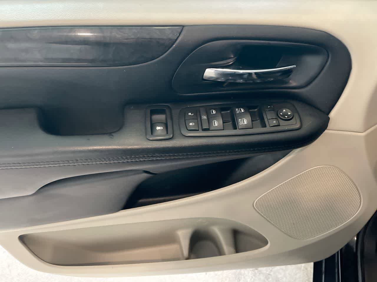 Thumbnail: 2016 Dodge Grand Caravan - 13