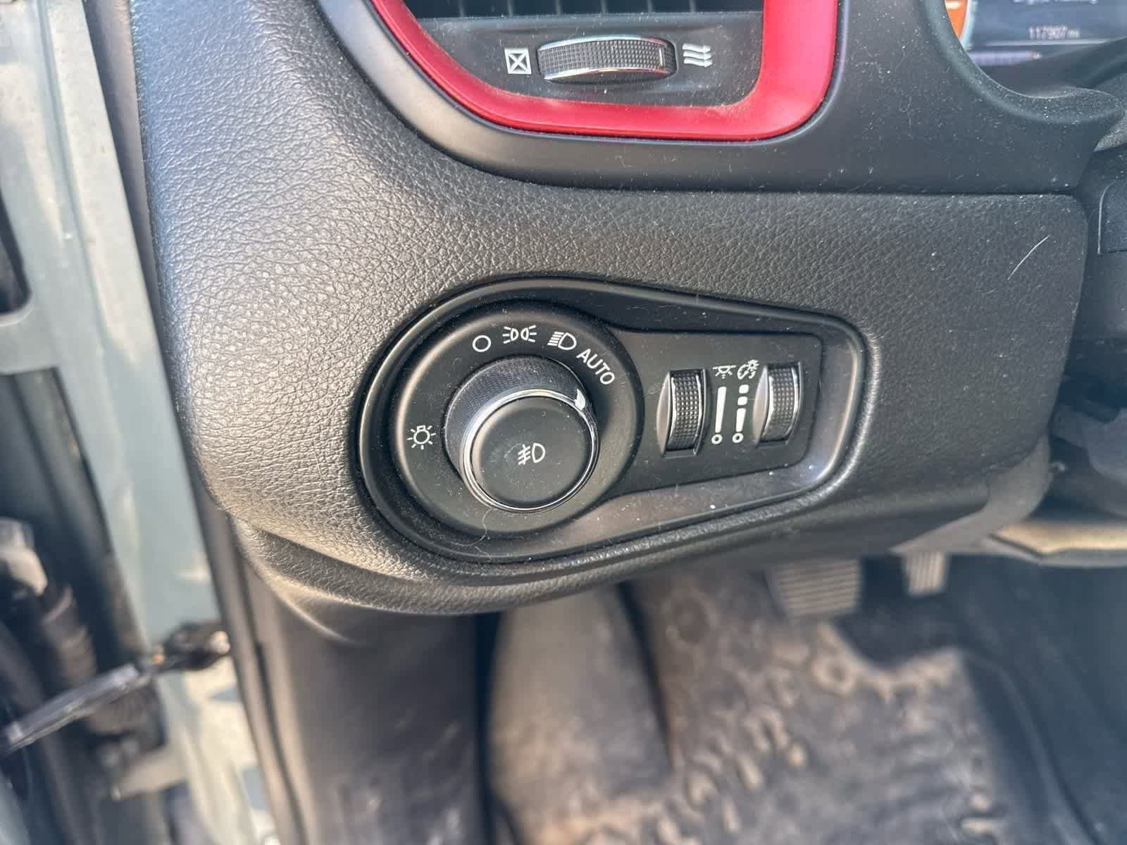 Thumbnail: 2015 Jeep Renegade - 37