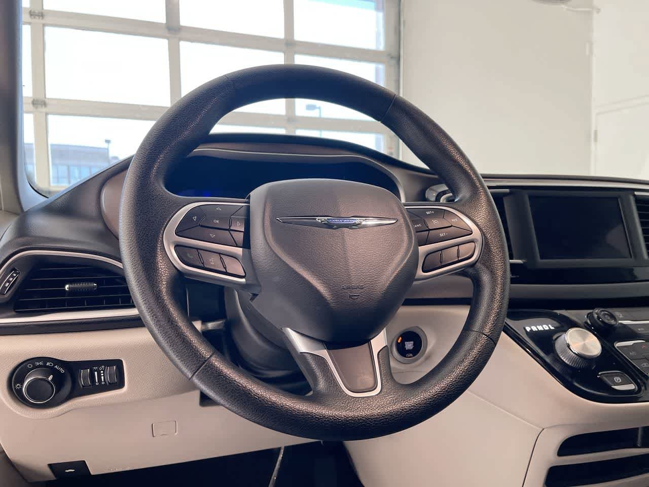 Thumbnail: 2021 Chrysler Voyager - 14