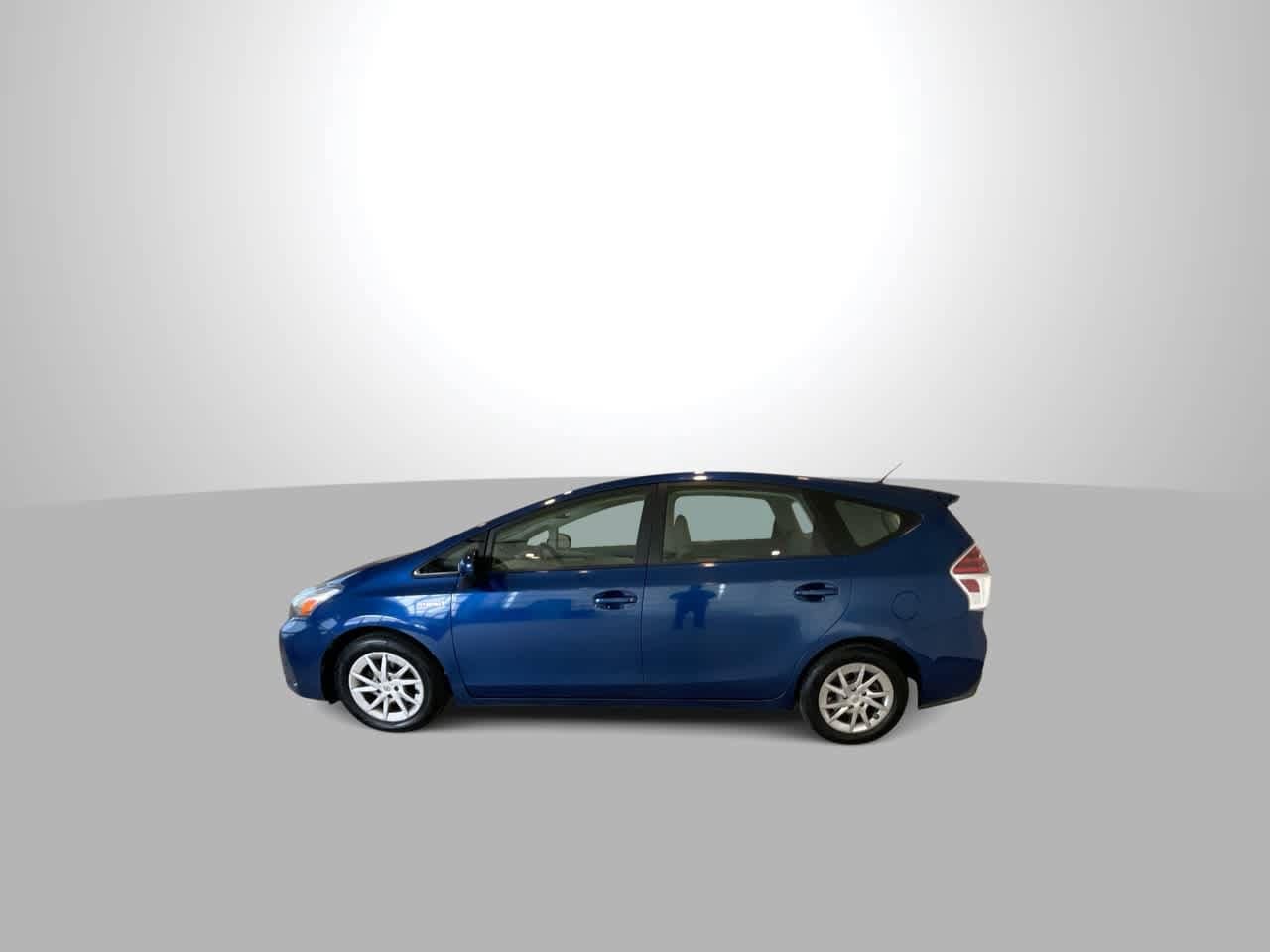 Thumbnail: 2017 Toyota Prius v - 5